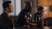 Officer Wade Grey (Richard T. Jones, M.), Officer Nyla Harper (Mekia Cox, r.) und Chris Sanford (Kanoa Goo, l.) gehen auf der Polizeistation eine Kooperation mit Elijahs Anwältin ein.
