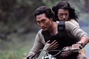 Julie (Mariana Klaveno, r.), eine wichtige Zeugin in einem bedeutsamen Mordprozess ist verschwunden. Steve und Chin (Daniel Dae Kim, l.) müssen in den Dschungel der Insel und die Zeugin schleunigst ausfindig zu machen und sie zu beschützen.