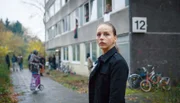 Katharina Lorenz (Petra Schmidt-Schaller) schaut sich im Asylbewerberheim um.