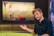 Moderator Johannes Zenglein präsentiert diese Woche das ARD-Buffet: das Ratgebermagazin mit Tipps, Tricks und Rezepten für einen schönen Alltag.