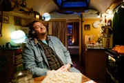 David Paschulke (Daniel Zillmann) hat es sich bei Fritz gemütlich gemacht und wundert sich kaum, dass Fritz verschwunden ist.