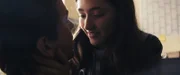 Von ihrer Liebe darf niemand erfahren: Schülerin Evelin (Emily Kusche) mit Vertrauenslehrer Milan (Marc Benjamin).