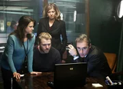 V.l.n.r.: Psychologin Johanne Vik (Melinda Kinnaman), Kommissar Ingvar Nyman (Henrik Norlén), Task-Force-Leiterin Alva Roos (Paprika Steen) und FBI-Agent Warren Schifford (Greg Wise) sind entsetzt: Unter den Augen des Secret Service ist US-Präsidentin Helen Tyler spurlos verschwunden.