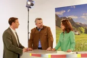 Die Kommissare Bach (Patrick Kalupa, l.) und Stadler (Dieter Fischer, M.) befragen Josie Meier (Judith Peres, r.), eine Kollegin der Toten.
