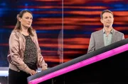 Moderator Alexander Bommes (r.) mit der Kandidatin Lisa-Marlen Dirks (l.).