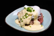 Die beiden Sterneköche Björn Freitag und Alexander Herrmann bereiten Eggs Benedict bzw. "Eggs Björn" bei "Einfach & köstlich" zu.