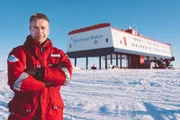 Dirk Steffens vor der Neumayer-Station in der Antarktis.