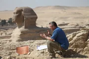 Viele Experten vermuten, dass der Winkel, aus dem man den Sphinx betrachtet, entscheidende Anhaltspunkte auf seine Erbauer liefert.
