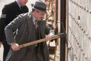 Inspector Mallory (Jack Deam) will die eingesperrten Gäste befreien.