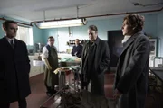 DS Peter Jakes (Jack Laskey, l.), Dr. Max DeBryn (James Bradshaw, 2.v.l.), Chief Superintendent Bright (Anton Lesser, M.), DI Fred Thursday (Roger Allam, 2.v.r.) und DC Endeavour Morse (Shaun Evans, r.) bei der Obduktion von George Aldridges Leiche.