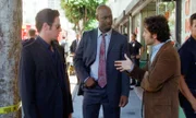 Don (Rob Morrow, l.), Charlie (David Krumholtz, r.) und Det. Schmidt (DB Woodside, M.) ermitteln in einem neuen Fall ...