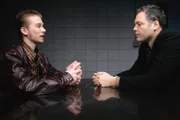 Joeys (Lou Taylor Pucci, l.) Auftrag lautete, das Opfer beim Pokern vernichtend zu schlagen. Doch ist er auch für dessen Tod verantwortlich? Robert Goren (Vincent D'Onofrio) ermittelt.