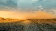 Weil sich die Luft im Laufe eines Tages erwärmt und aufsteigt, treten in Wüsten oft starke Winde auf.