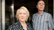 Nur seinem Musiker-Kollegen und den Nachbarn Rita (Carmen-Maja Antoni, l.) und Ernst Lieblich (Michael Gerber, r.) hat Daniel Husemann vom Verschwinden seiner Tochter Klara erzählt. Doch keiner von ihnen kann weiterhelfen. Die Lieblichs vermuten allerdings, dass Klaras Mutter, Therese Garz, nur das Sorgerecht haben will, um über Klara an Daniels Geld heranzukommen. Der hat nämlich kürzlich im Lotto gewonnen.