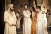 Der streng religiöse Davout Hossein (Fahri Yardim) sieht es nicht gerne, dass Rob (Tom Payne) und Mirdin (Michael Marcus) ihrem verkaterten Mitstudenten Karim (Elyas M'Barek) unter die Arme greifen.