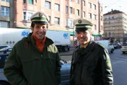 Willi mit Polizist Markus Göttler am Pasinger Marienplatz.