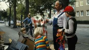 Peter erklärt den Kindern, dass Musik auf der Straße liegt. Als Beweis zeigt er ihnen, was man aus Sperrmüll noch so alles machen kann.