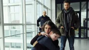 Kommissar Donald Becker (Wayne, Carpendale,re.) beobachet, wie Dr. Winter Tommi (Nico Marischka) und seiner Mutter Sandra (Anne Schäfer) helfen möchte.