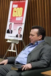 Der erzkonservative Reverend Calvin Riggins (Tom Arnold) befindet sich mit einem Atheisten und Kirchenkritiker auf einer Vortragsreihe. Eines Abends eskaliert die Diskussion, und es kommt zu einem tumultartigen Kampf zwischen den beiden.