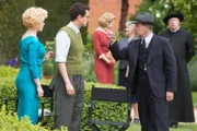 Der cholerische Regisseur Vivian Wolsey (David Schofield, r.) lässt seine Launen an seinen Darstellern Paulette Swain (Molly Hanson, l.) und Billy Neville (Williams Ellis, M.) aus.