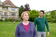 Nele Fehrenbach (Floriane Daniel, l.) kann nicht glauben, dass ihre Mutter den neuen Kollegen Jakob Frings (Max König, r.) als Untermieter in die Familienvilla einquartiert hat.