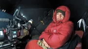 Kameramann Neil Anderson hofft in seinem Filmversteck in Alaska darauf, einen Vielfraß vor die Linse zu bekommen.