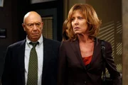 L-R: Donald Cragen (Dann Florek) und Sonya Paxton (Christine Lahti)