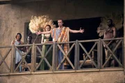 Schenkt Spartacus das Leben, um ihn in Glabers Anwesenheit abschlachten zu lassen: Batiatus (John Hannah, 2.v.r.) mit Lucretia (Lucy Lawless, 3.v.l.) und Naevia (Lesley Ann Brandt, l.) ...