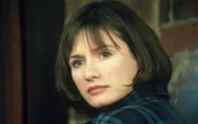 Katherine Lacey (Emily Mortimer) ist ziemlich erstaunt, dass sie die Rainbirds nicht wie verabredet zuhause antrifft.