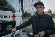 "Herm" (Adrian Grünewald) will auf der Isolierstation seinen Vater suchen.
