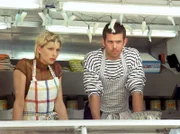 Der lebenslustige Arnulf (Steffen Groth) mit seiner Geliebten, der hübschen Touristin Ramona (Bianca Nele Rosetz).