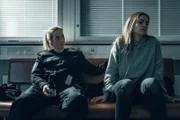 Nina Kautsalo (Iina Kuustonen, l.) versucht, aus ihrer Schwester Marita (Pihla Viitala) Informationen herauszubekommen.