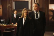 Ein junger Programmierer stürzt sich aus seinem Apartment in den Tod. Er arbeitete bei einer IT-Firma, die sich bekanntermaßen einen andauernden Krieg mit ihrem Rivalen liefert. Die Detectives Eames (Kathryn Erbe) und Goren (Vincent D'Onofrio) vermuten, dass noch mehr hinter dem 'Unfall' steckt.