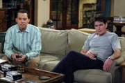 Da Alan (Jon Cryer, l.) einsehen muss, dass sein Sohn dabei ist, die Kindheit hinter sich zu lassen, schaut er sich gemeinsam mit Charlie (Charlie Sheen, r.) Kindervideos von Jake an ...