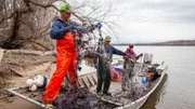 Mike Rowe, Cara und Cliff Rost auf dem Hillbilly Deluxe.