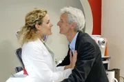 Maja (Barbara Lanz, l.) versucht Robert (Mathieu Carrière, r.) in der Agentur zur Zurückhaltung zu bewegen.