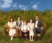 Der allt&auml;gliche Wahnsinn ist bei ihnen Dauergast: Frankie (Patricia Heaton, l.) und Mike (Neil Flynn, r.) und ihre drei Kinder Axl (Charlie McDermott, 2.v.l.), Brick (Atticus Shaffer, M.) und Sue (Eden Sher, 2.v.r.).
