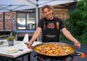 Raúl und seine Paella Mixta.