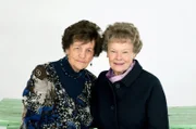 Seit Erscheinen des Films „Philomena“ von Stephen Frears ermutigt Philomena Lee (li., mit Schauspielerin Judi Dench, re.) ehemalige Bewohnerinnen von Mutter-Kind-Heimen, Informationen über ihre Kinder einzufordern, die sie einst weggeben mussten.
