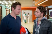 Nick Amman (Hauke Diekamp, r.) will von Dr. Haase (Fabian Harloff, l.) wissen, ob sein Vater vor seinem Tod noch etwas zu ihm gesagt hat.
