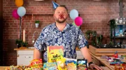 Fruchtsaftgetränke, Lollis, saure Weingummis und Popcorn: Sebastian Lege baut vier Partysnacks in seiner Werkstatt nach und deckt auf, was wirklich drinsteckt.