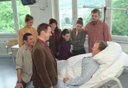 Nach Achims Schwächeanfall versammelt sich seine Familie an seinem Krankenbett.