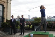 Neal (Matt Bomer, l.) und Agent Peter Burke (Tim DeKay) statten dem aalglatten Manager Edward Walker (Tim Matheson, r.) einen Besuch in seinem vornehmen Haus ab, um ihm auf den Zahn zu fühlen.
