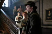 hintern: Lucy Best (Elizabeth Berrington), vorne: Frank Mundi (Ben Chaplin)