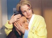MDR Fernsehen IN ALLER FREUNDSCHAFT FOLGE 177, "Ich liebe dich, Mama". Aus Angst im Todesfalle der Mutter Helga Venske (Emanuela von Frankenberg) nie zu erfahren, wer sein Vater ist, bittet Mirco (Max Riemelt) sie, ihm nach all der Zeit dessen Identität preiszugeben...