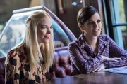 Lemon (Jaime King, l.) und Zoe (Rachel Bilson, r.) sind begeistert, als eine gemeinsame Freundin ihnen einige - mehr oder weniger gute - Tipps gibt ...