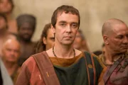 Leitet während der Abwesenheit seines Vaters, die Geschäfte der familieneigenen Gladiatorenschule in Capua: Quintus Batiatus (John Hannah) ...