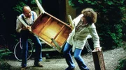 Trude (Ute Fitz-Kaska, r.) hilft Peter Lustig (Peter Lustig, l.) beim Umzug - doch wohin wird Peter ziehen? In ein Schiff, einen Eisenbahnwaggon oder in einen Bauwagen?