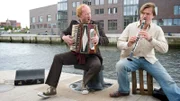 Die einzige Klara Husemann in Wismar ist die Tochter von Daniel Husemann (Patrick von Blume, r.). Er ist Straßenmusiker und behauptet zunächst, bei ihnen wäre alles in Ordnung. Der "Rote Henry" (Henning Schimke, l.), musiziert mit seinem Musiker-Kollegen Daniel Husemann.