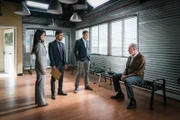 Als ein Fallschirmspringer kaltblütig während eines Sprungs ermordet wird, ermitteln Watson (Lucy Liu, l.), Bell (Jon Michael Hill, 2.v.l.) und Holmes (Jonny Lee Miller, 2.v.r.) auf Hochtouren. Offenbar haben sie es nämlich nicht nur mit einem Mörder zu tun ...